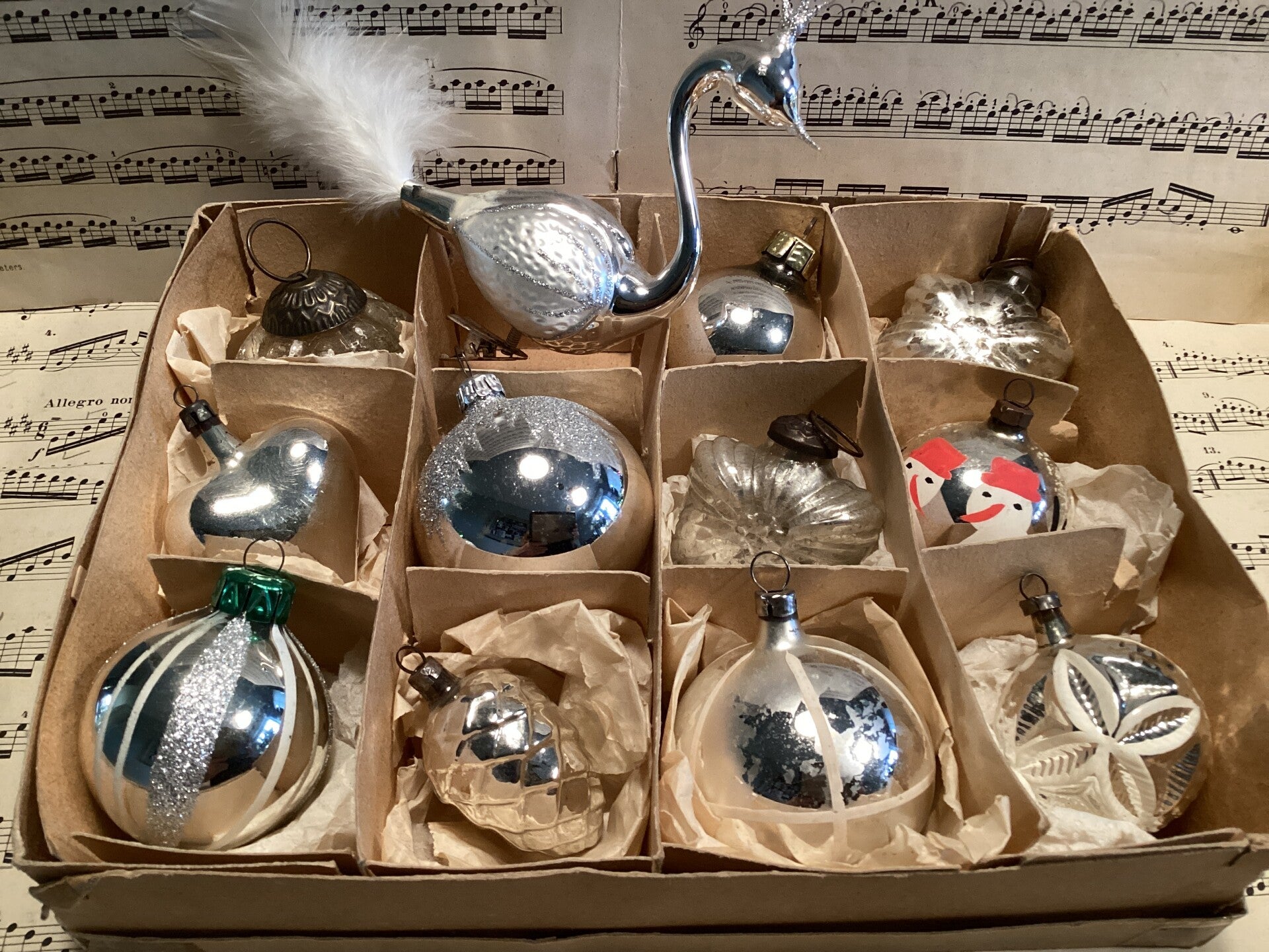 Verzameldoos nr. 22.  Met zilver glazen kerstbalfiguren