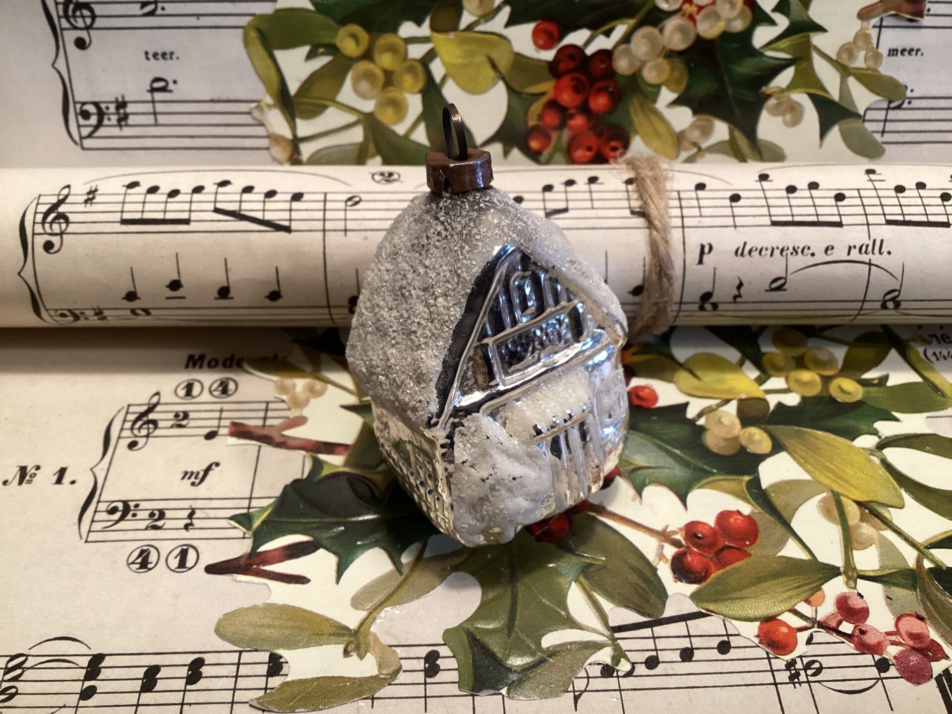 Antieke kerstbal huisje, gesuikerde dakjes, 5x4x3 cm