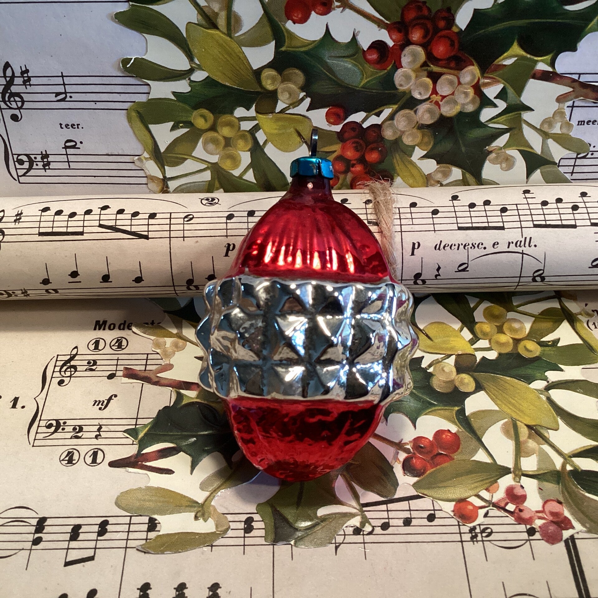 Antieke kerstbal lampion rood zilver, in reliëf, 8 cm