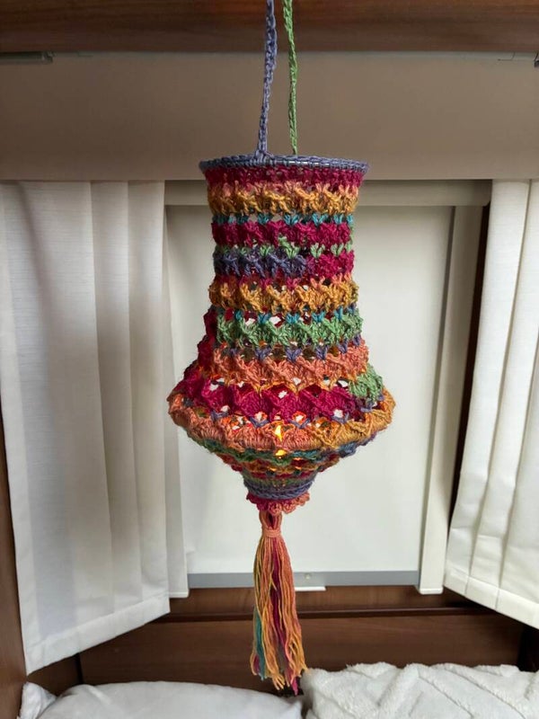 Zelfgehaakte kroonluchter maat S compleet met ledsnoer op batterij multicolor gemeleerd 30 cm