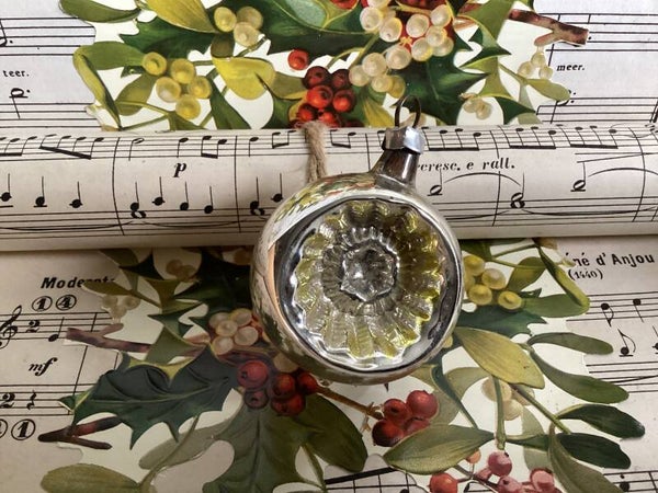 Antieke deukbal 4,5 cm zilver met gele kern stervormige kern