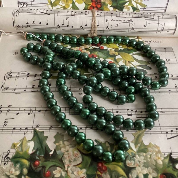 Kerstslinger van glazen groene kralen, lengte 110 cm, diam. kraal 1 cm