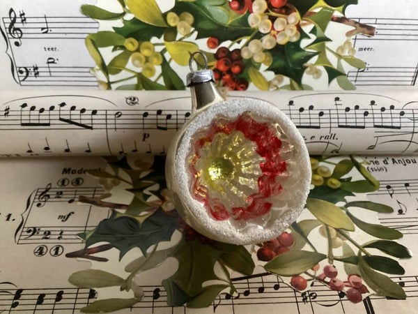 Antieke deukbal gesuikerde rand rood gele kern 6 cm