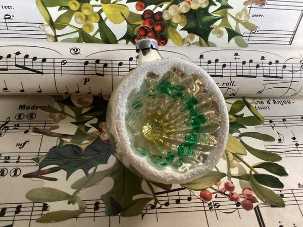 Antieke deukbal gesuikerde rand groen gele kern 6 cm