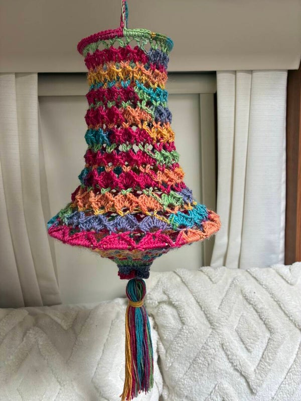 Zelfgehaakte kroonluchter maat M compleet met ledsnoer op batterij multicolor gemeleerd 40 cm
