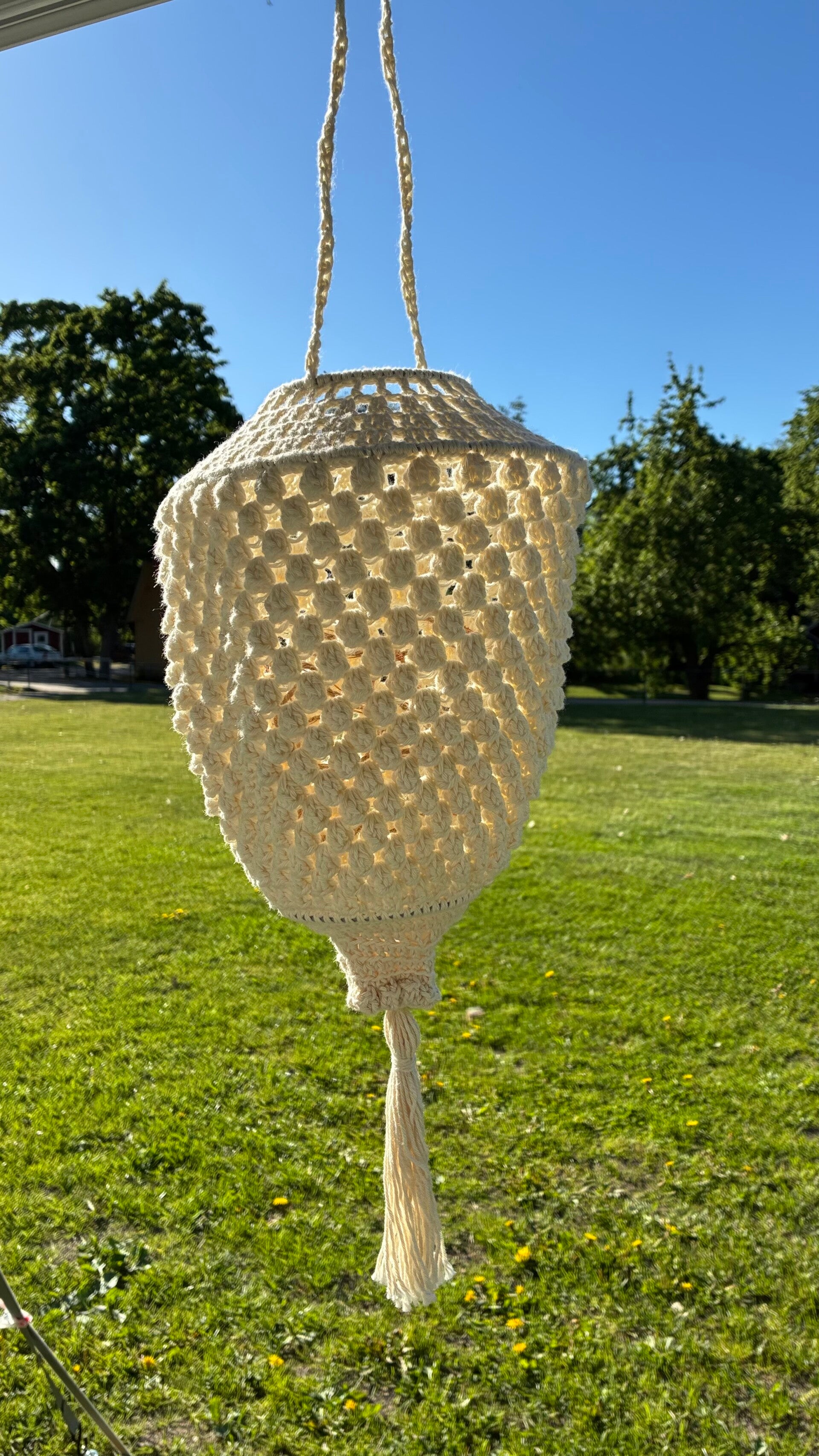Zelfgehaakte lampion of kroonluchter incl. ledsnoer op batterij beige katoen 40 cm