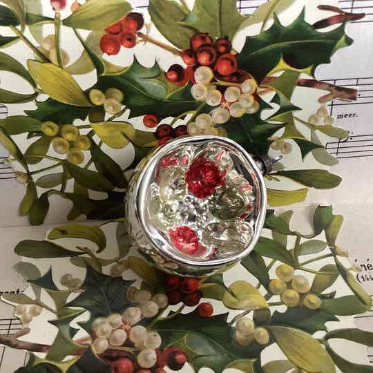 Antieke kerstbal deukbal met rood gele kern 6 cm