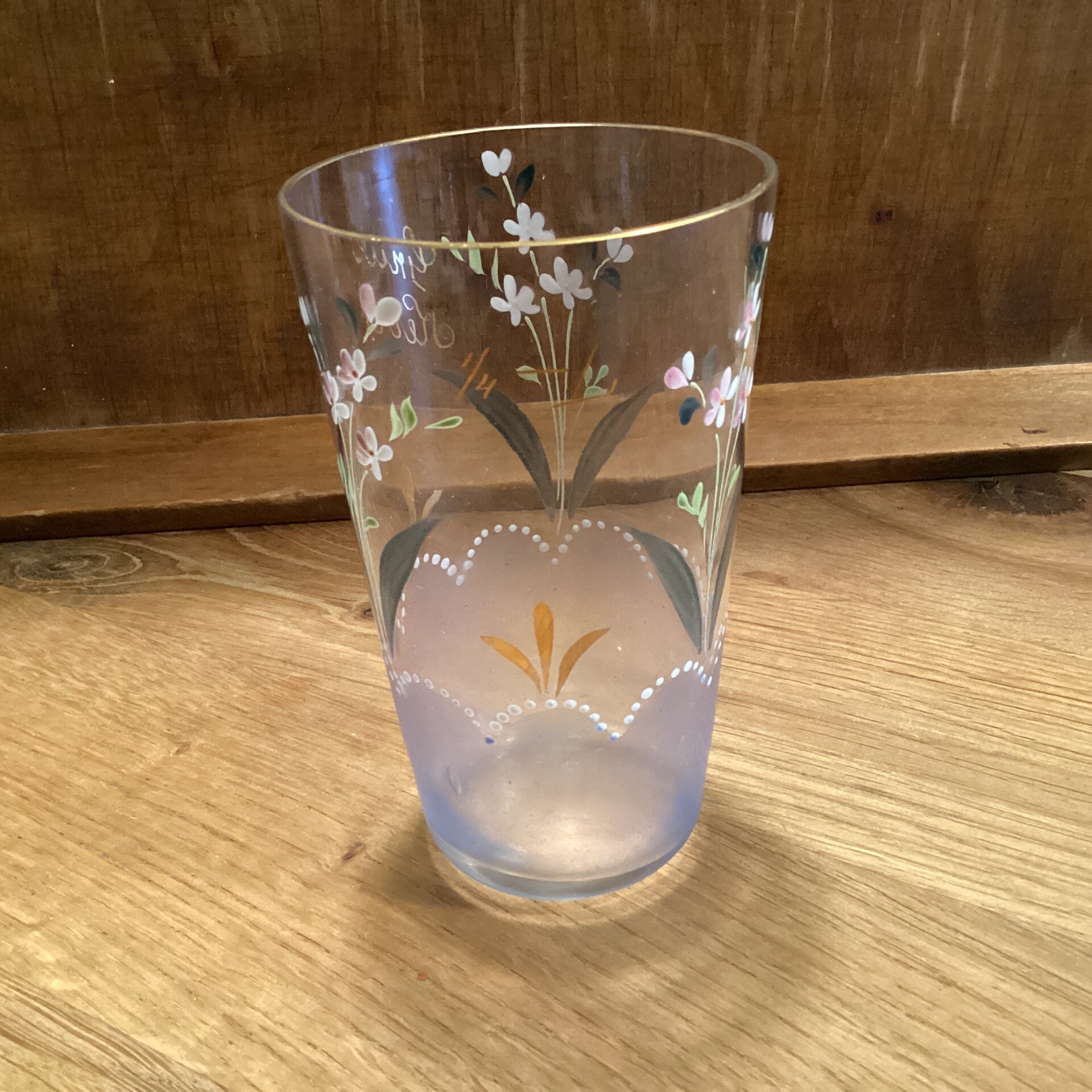 Antiek glas 12 cm, met emaille bloemen