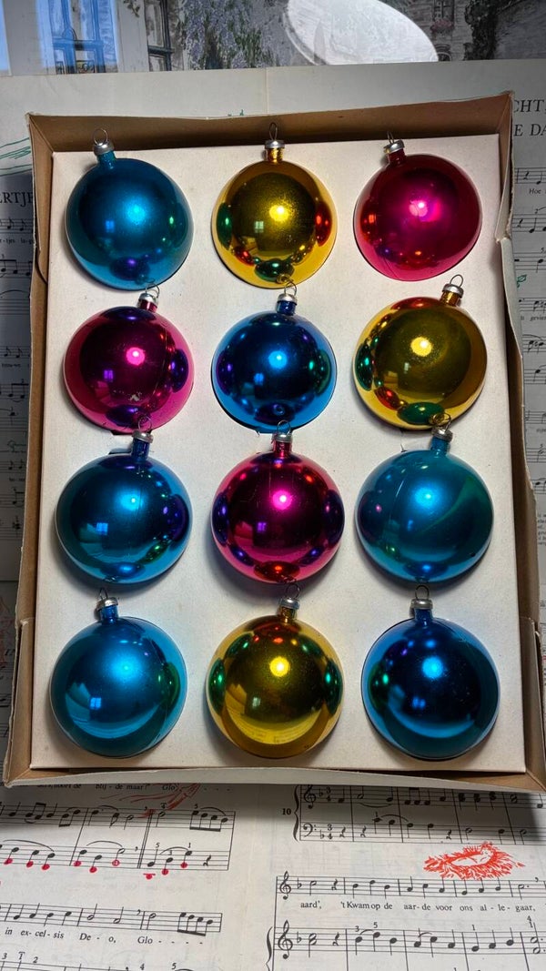 Kunststof gekleurde kerstballen in originele doos, italy jaren 70, diam.7 cm