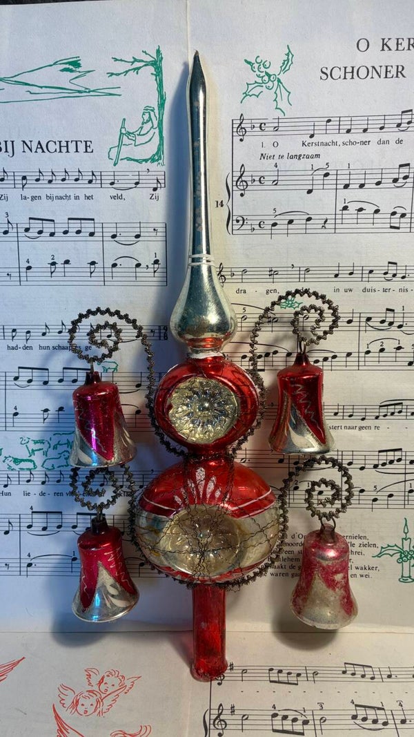 Antieke kerstpiek 4x deuk! rood zilver uit GDR , 4 klokjes met klepel, gesuikerd, 27cm