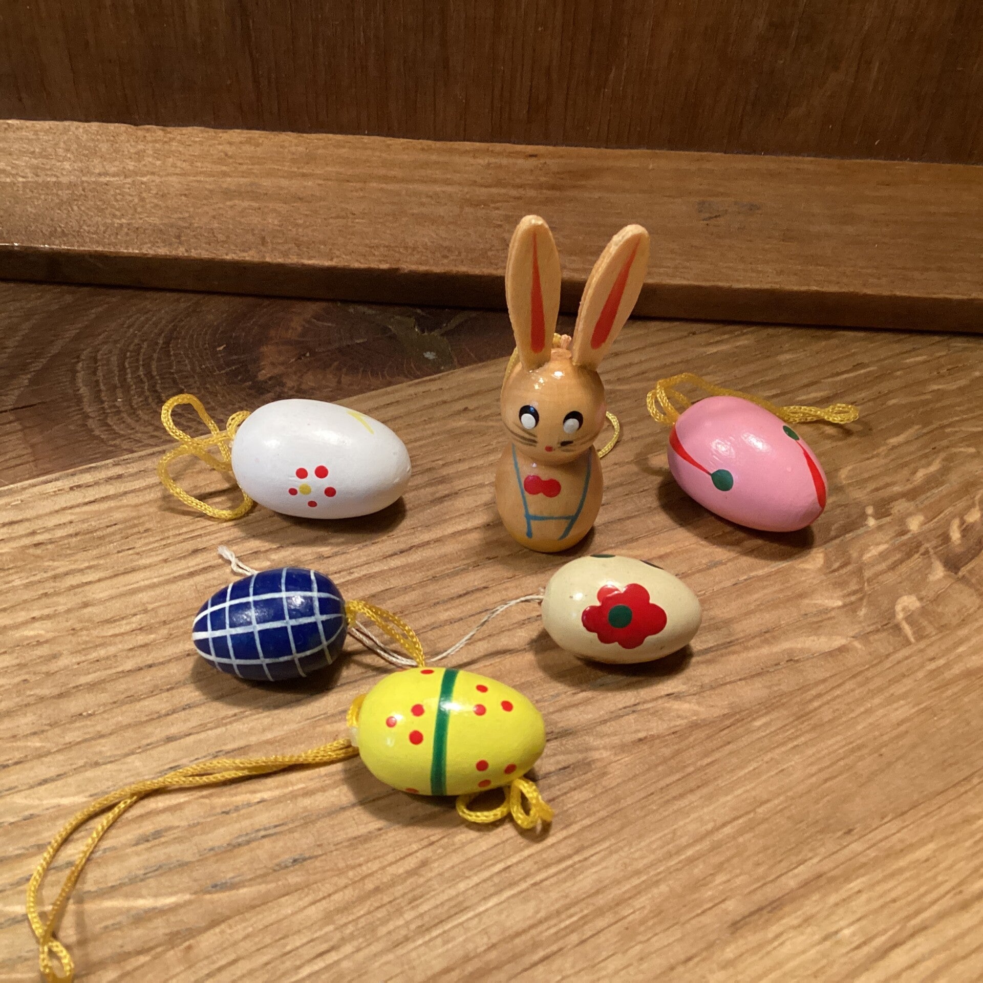 Setje 2 houten ertsgebergte haasje met 5 eitjes voor paastak 4 cm