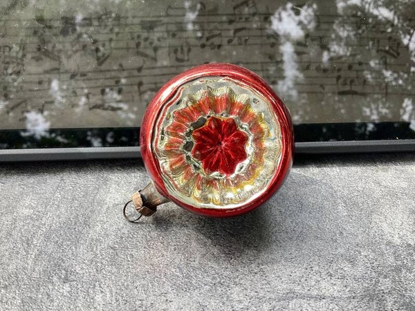 Oude deukbal zilver met grote brede rand en oranje rode ster kern 6 cm