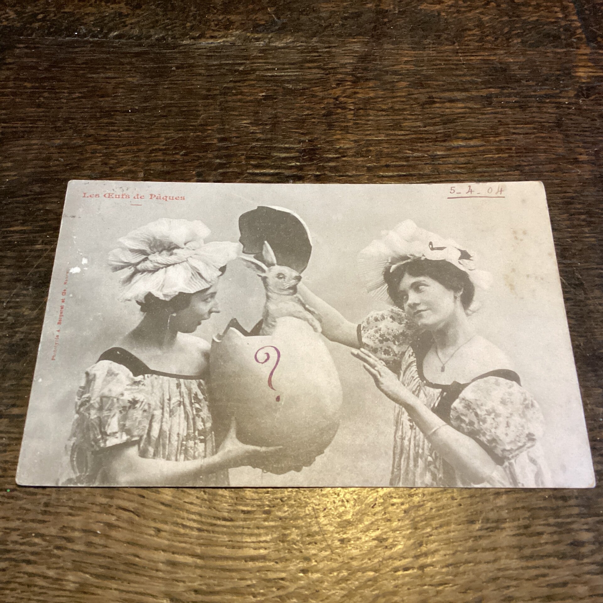 Antieke paaskaart met haas uit ei, 1904