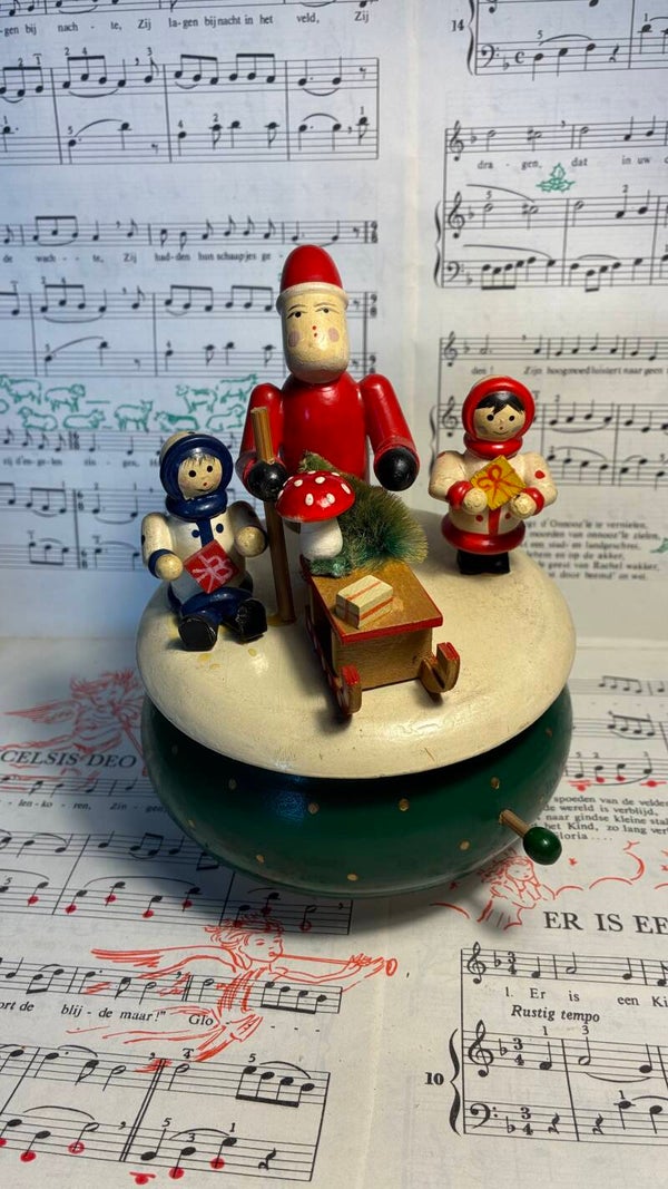 Oude muziekdoos uit het ertsgebergte kerstman, slee, kinderen, tune “stille nacht”