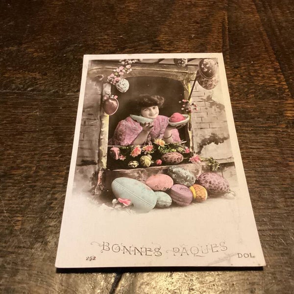 Antieke paaskaart onbeschreven, begin 1900, vrouw met eieren