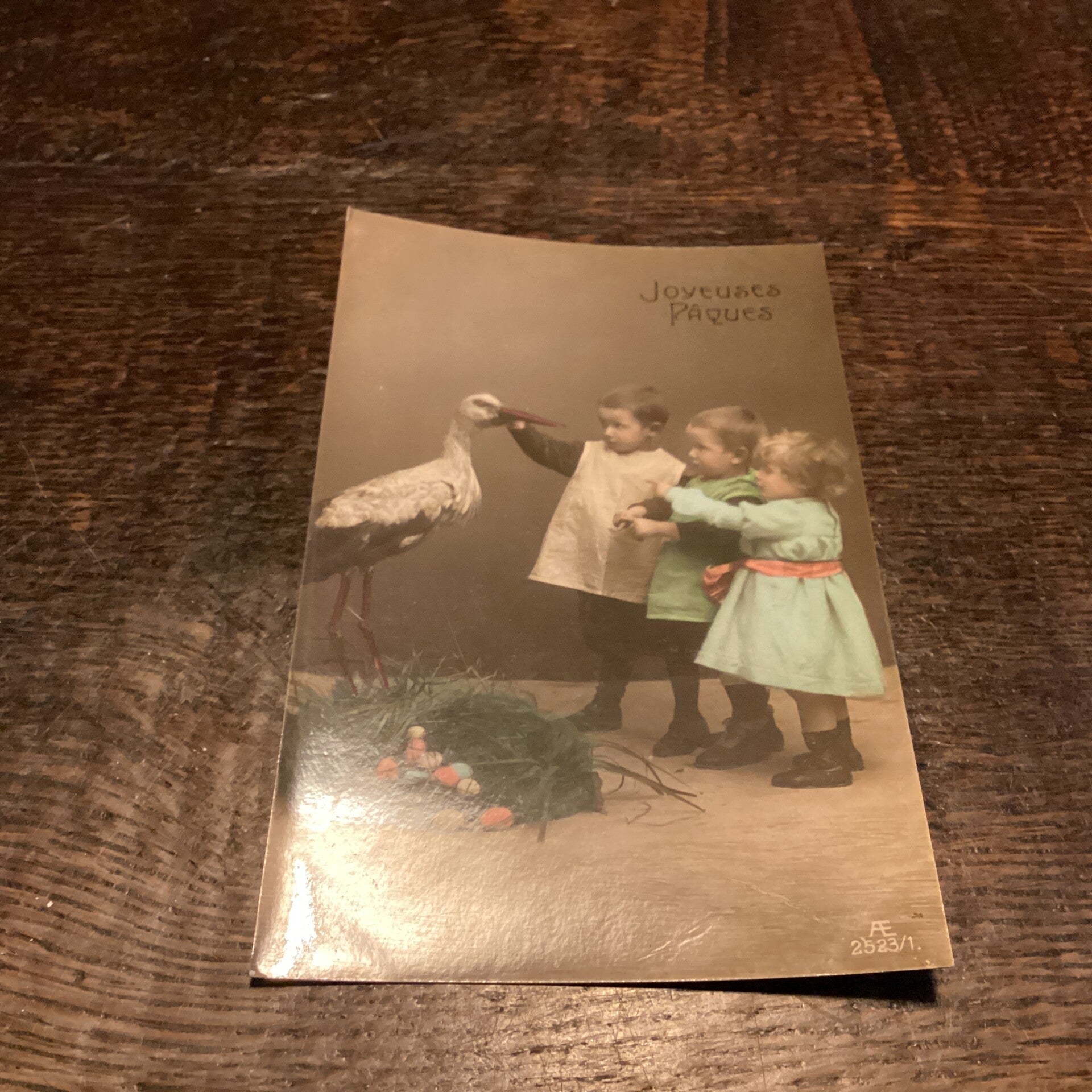 Antieke paaskaart, begin 1901, kinderen met ooievaar