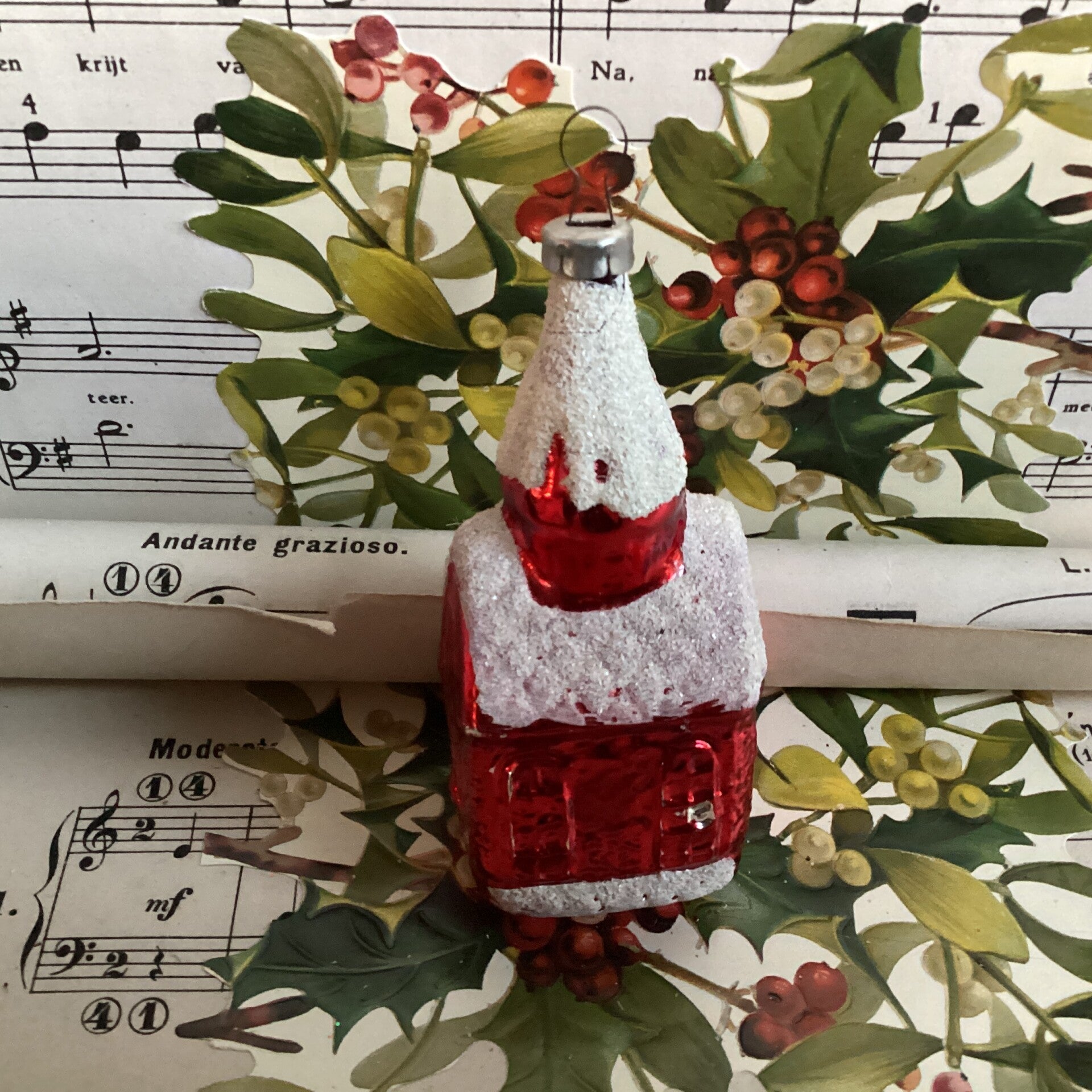 Antieke kerstbal kerkje rood gesuikerd dakje