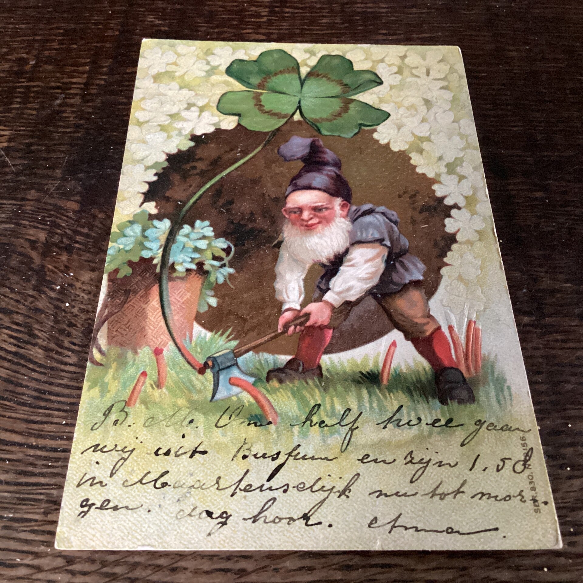 Oude verjaardagskaart met kabouter en klavertje vier in reliëf, 1910