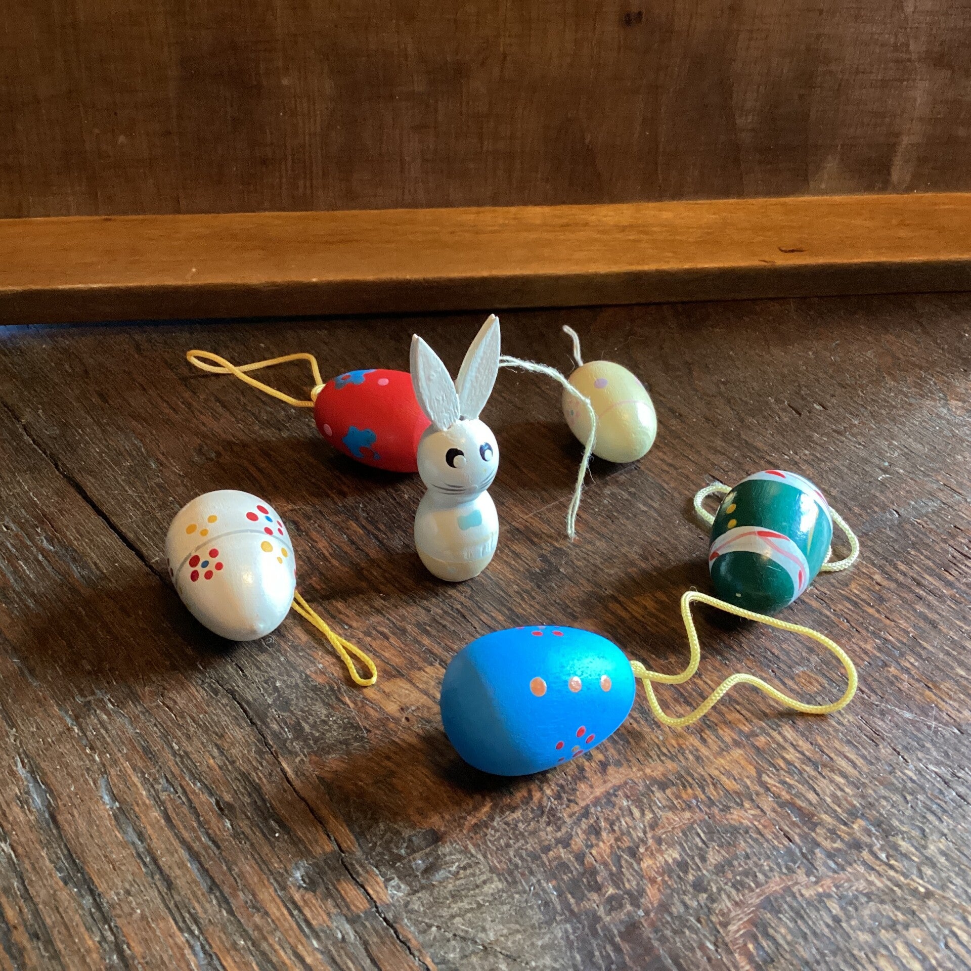 Setje 1 houten paashaasje met 5 eitjes 2-4 cm voor aan paastak