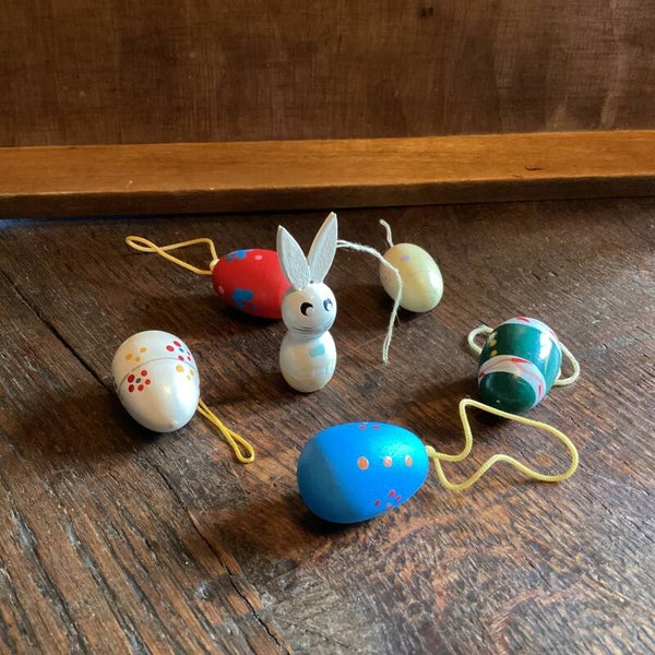 Setje 1 houten paashaasje met 5 eitjes 2-4 cm voor aan paastak