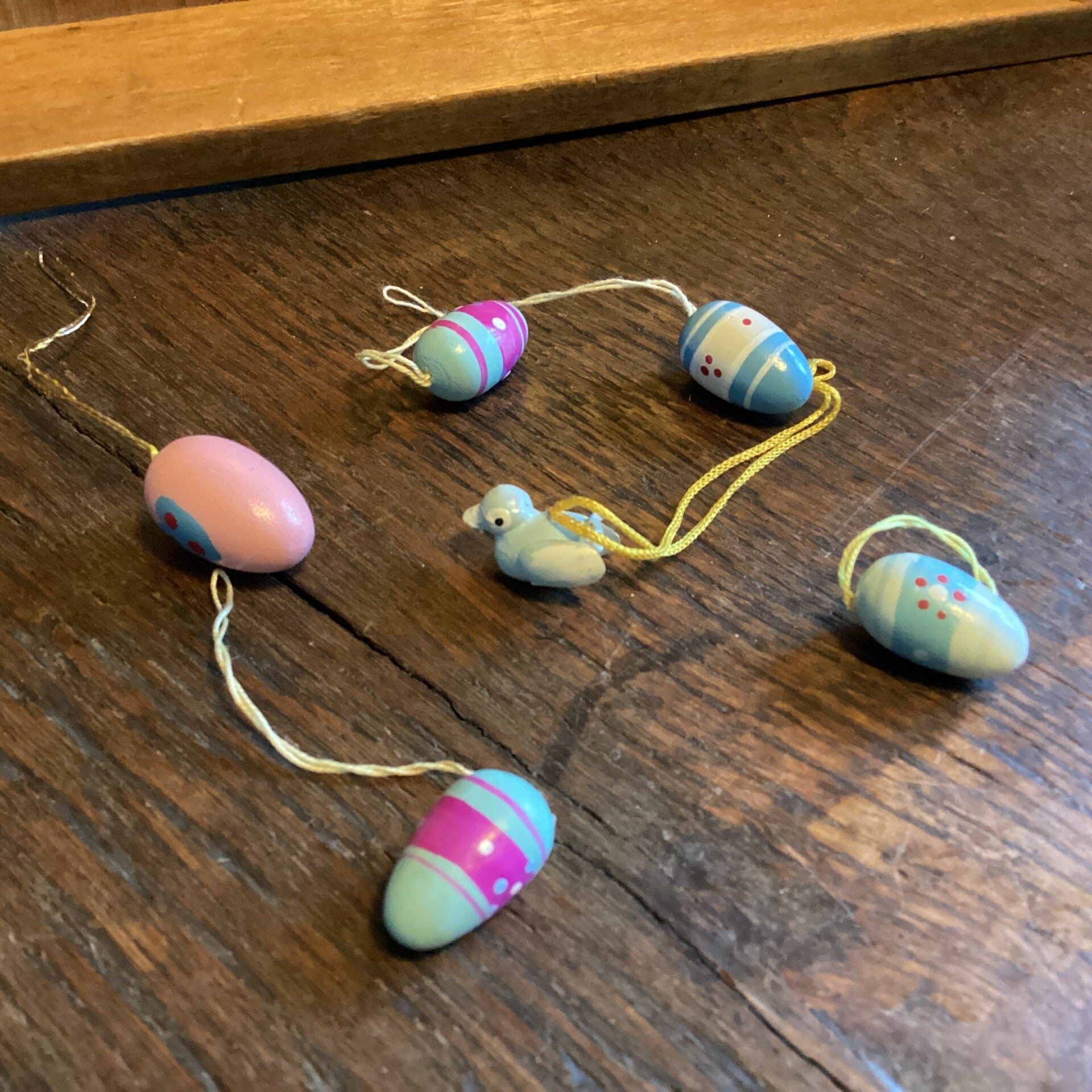 Setje 3 houten vogeltje met 5 eitjes 2 cm voor aan paastak