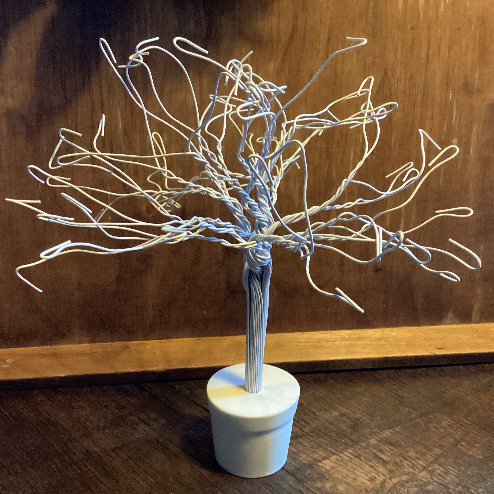 Leuk klein paasboompje van ijzer in houten potje 25x25 cm takjes zijn buigzaam