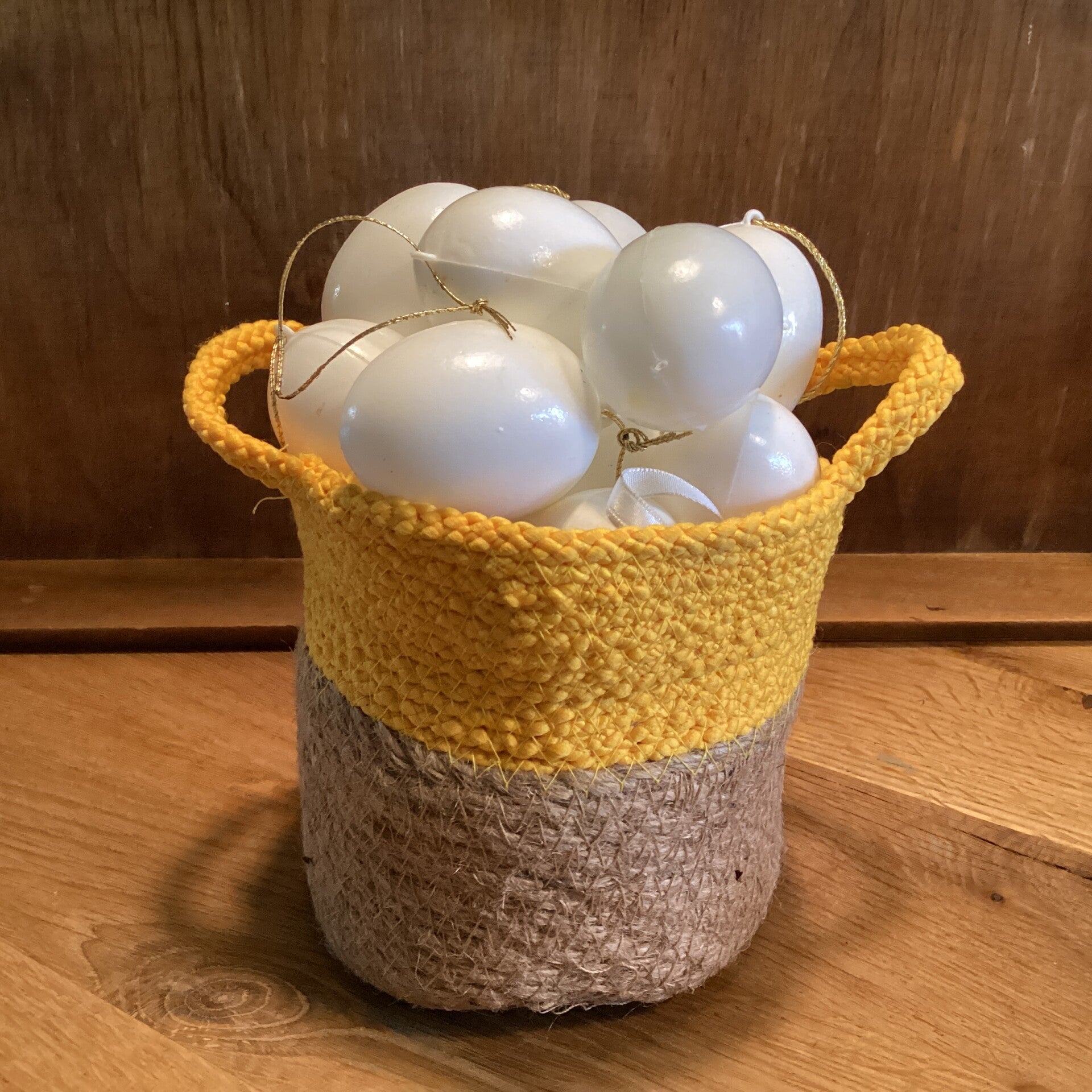 Leuke rieten paasmand met 20 eitjes voor aan de paastak