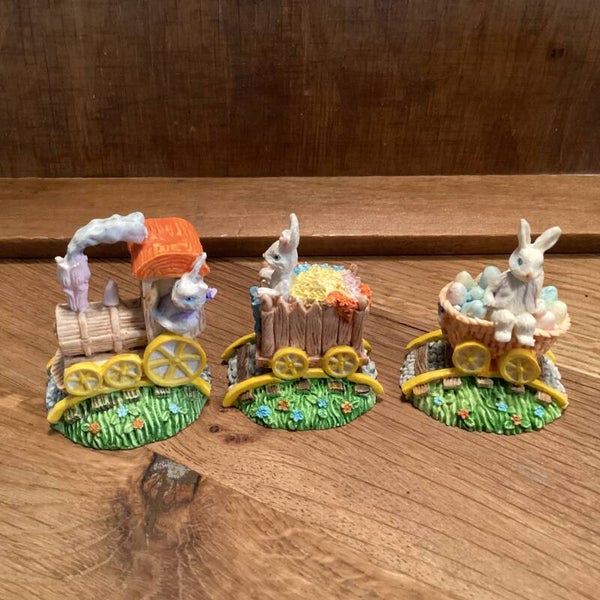 Leuk stenen paastreintje 3 delig  6 cm hoog met paashaasjes, één oortje weg