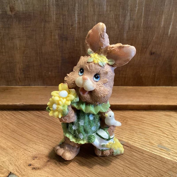 Leuk polystone beeldje paashaasje met bloemen, gieter en duifje, 13 cm