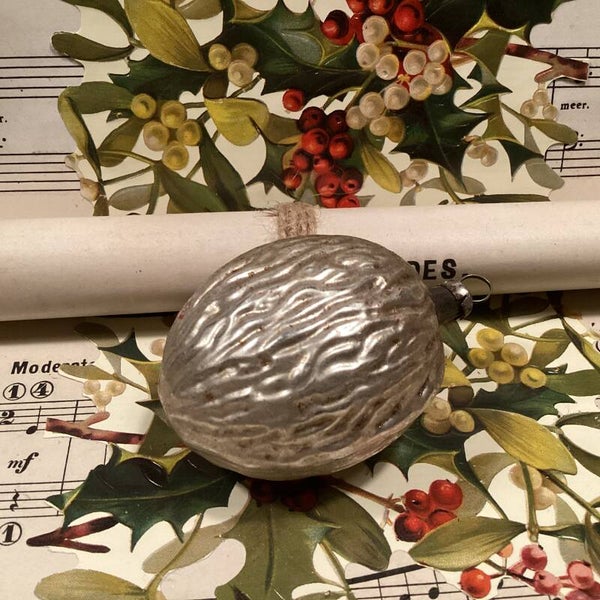Antieke kerstbal walnoot 6,5 cm, zilver