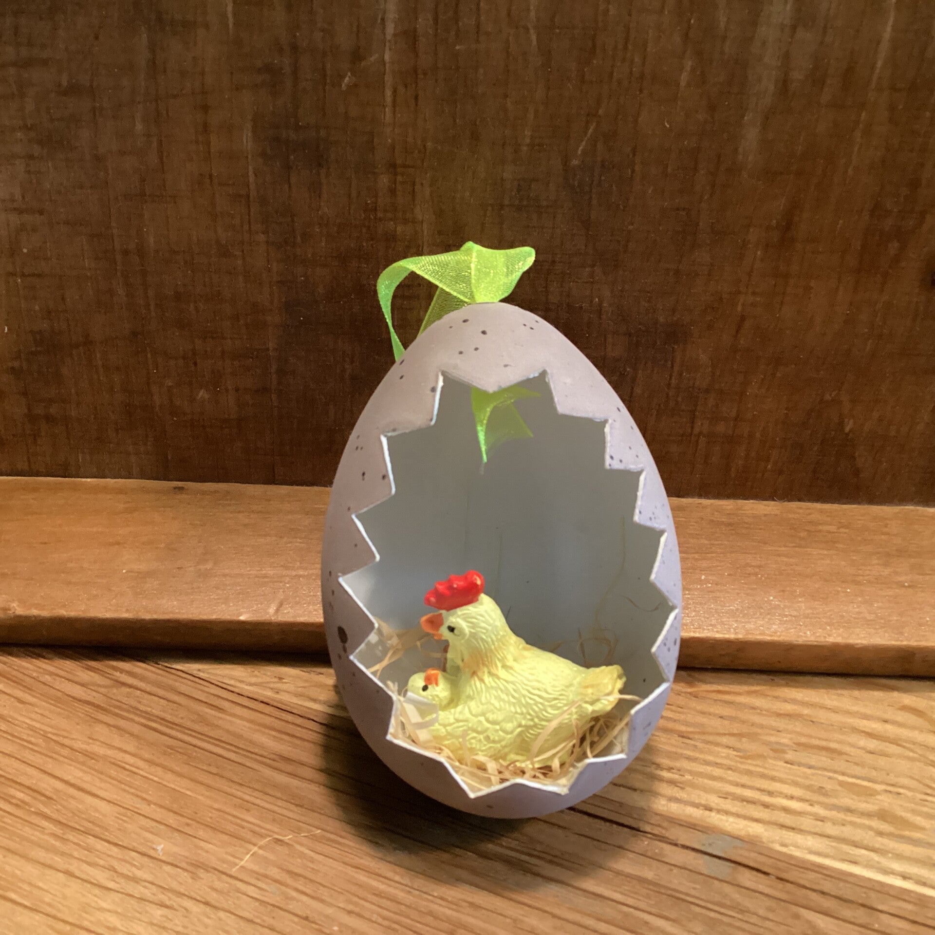 Mooi ei met kip met kuikentje, 8 cm, aan ophanglint