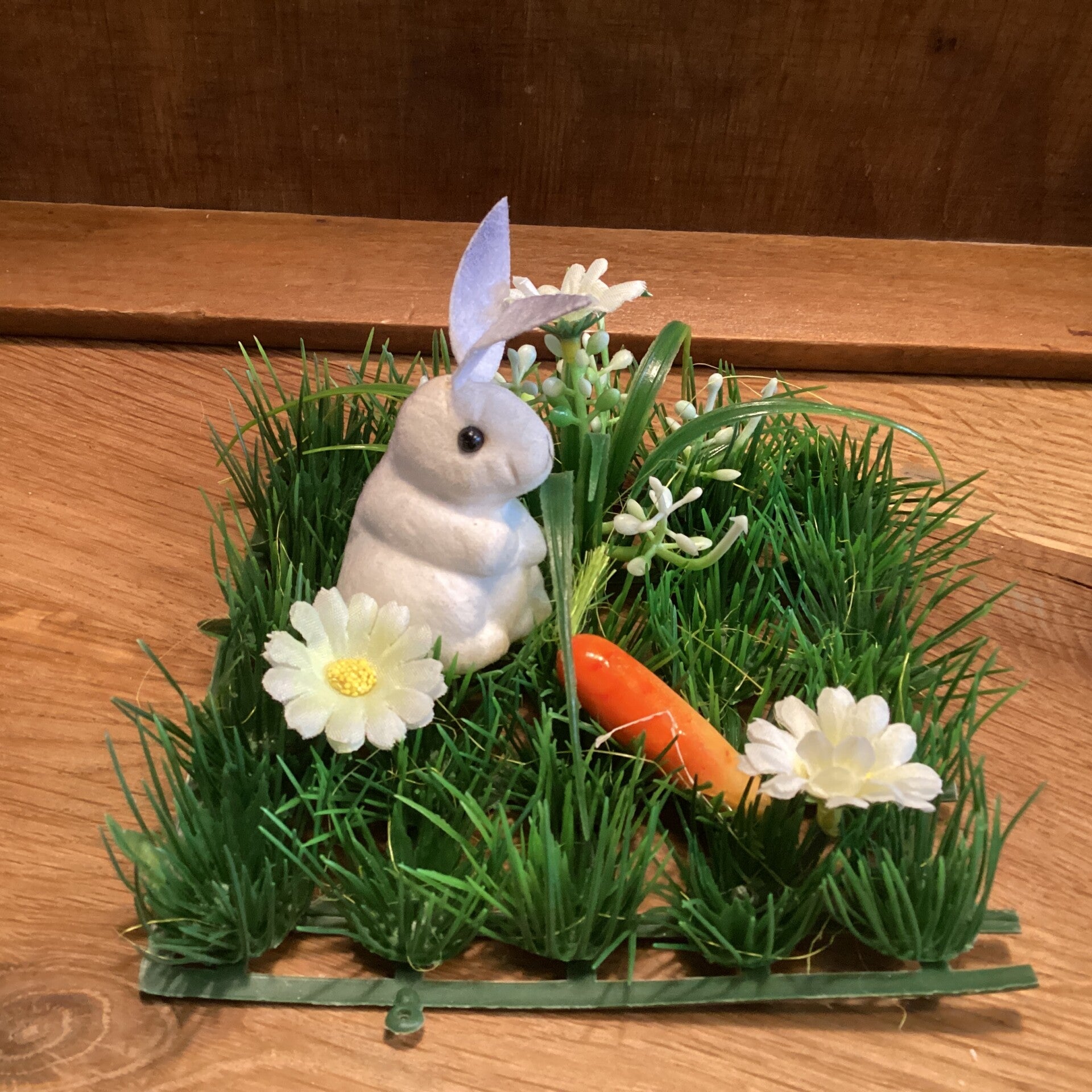 Grasmat 10x10 met happy haasje met bloemen en wortel