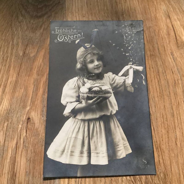 Antieke paaskaart met kind uit 1925