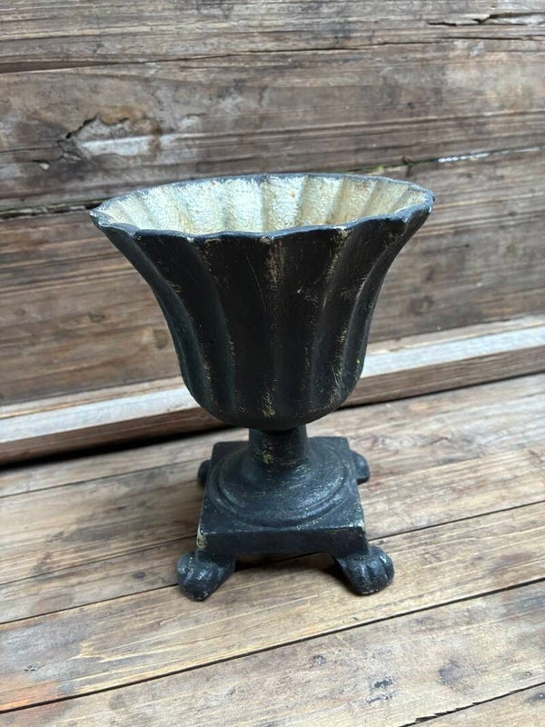 Antiek frans grafvaasje op pootjes hoogte 18 cm