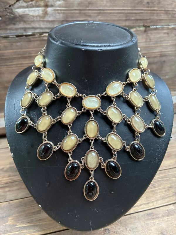 Prachtige vintage ketting groen en zwarte kralen in zilveren settings, verstelbaar