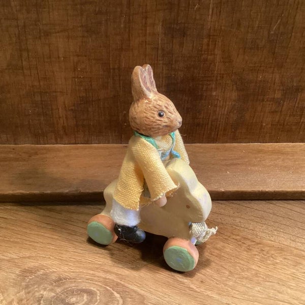 Vintage paashaasje op speelgoed haas jaren 70 porselein hoofd, vilt, hout, 9 cm
