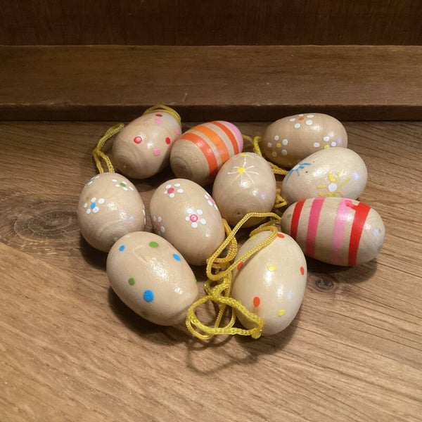Setje 23 met 10 houten ertsgebergte eitjes 3 cm voor aan paastak
