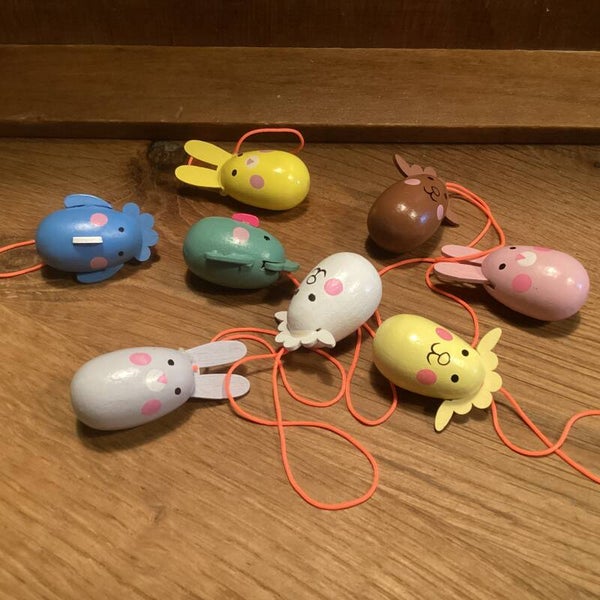 Setje 24 met 8 houten eitjes in de vorm van haasjes, kuikens 3 cm