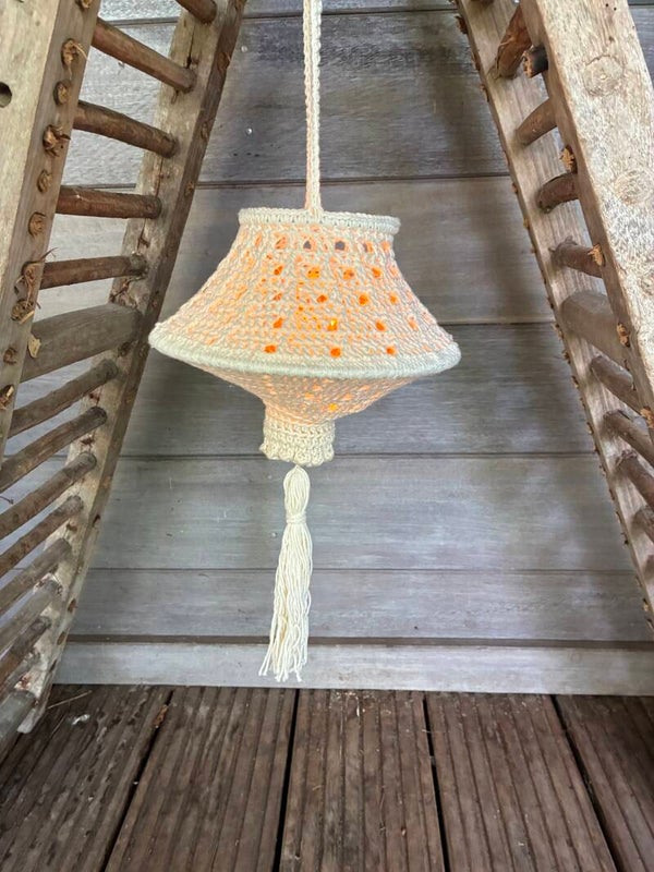 Zelfgehaakte off-white kroonluchter 35 cm met ledlampjessnoer