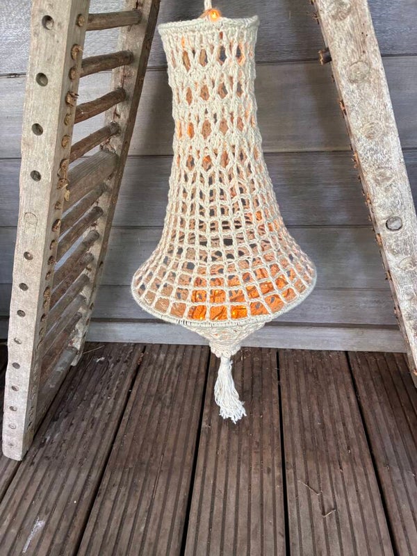 Zelfgehaakte off-white kroonluchter 60 cm met ledlampjessnoer