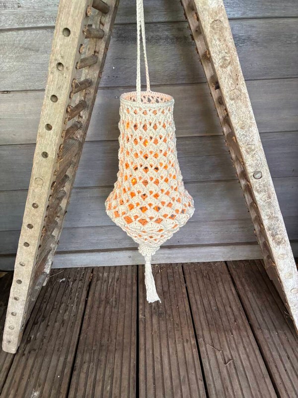 Zelfgehaakte off-white kroonluchter 45 cm met ledlampjessnoer