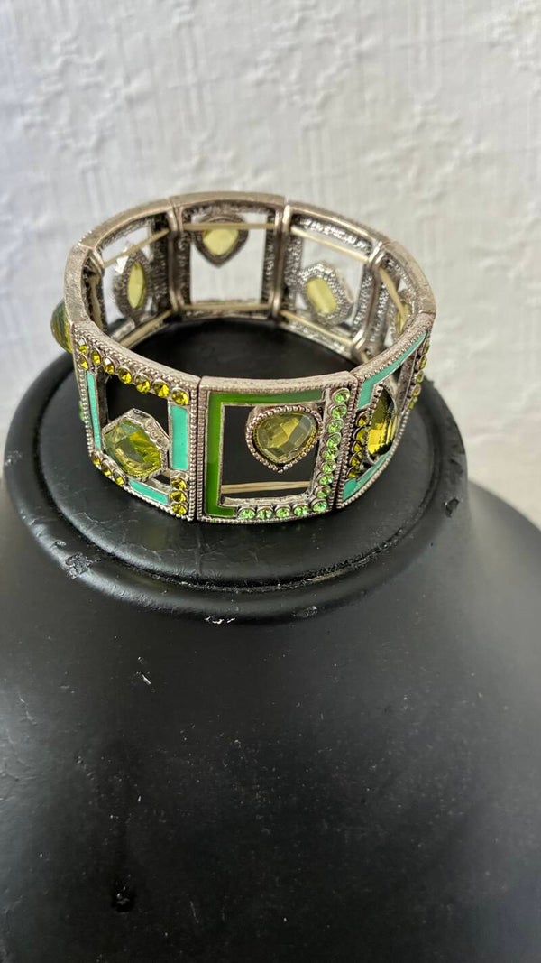 Prachtige rekbare armband met groene stenen