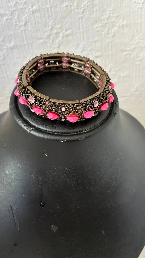 Prachtige rekbare armband koper bewerking en roze steentjes
