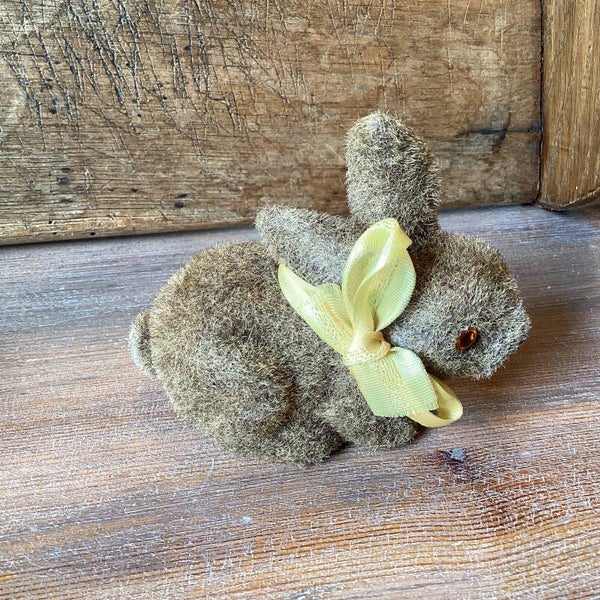 Flock haas 8x6x4 cm met strik