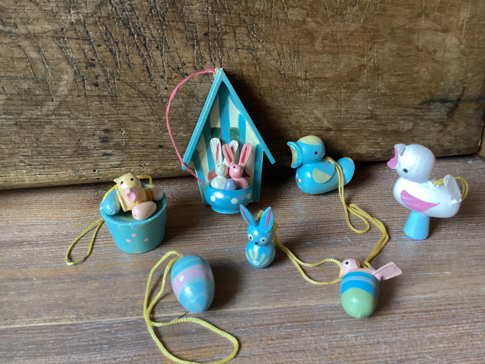 Set B met blauwe houten paastakfiguren 2-7 cm hoog