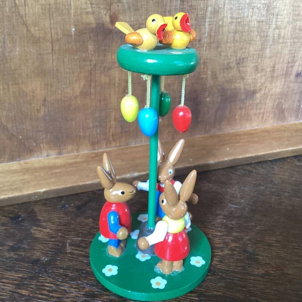 Ertsgebergte hazen met eitjes carrousel en kuikens, 15 cm hoog