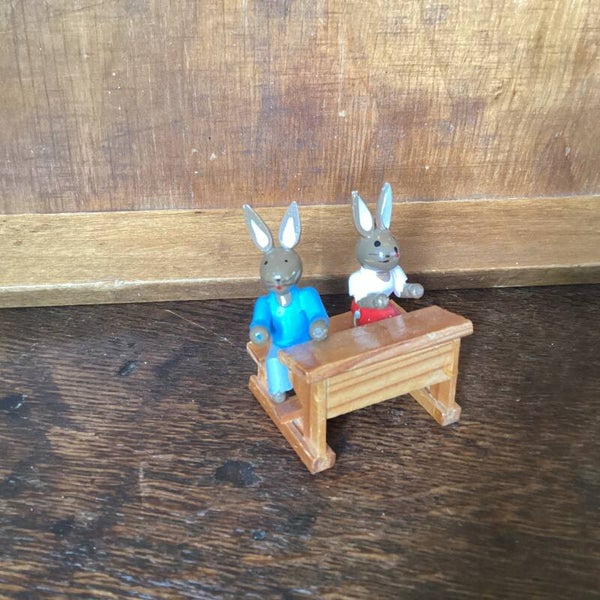 Ertsgebergte hazen in schoolbank 7 cm hoog