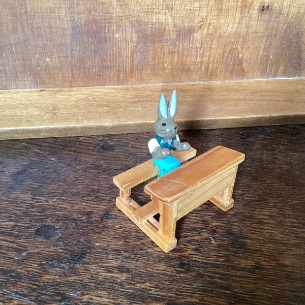 Ertsgebergte haas in schoolbank 7 cm hoog