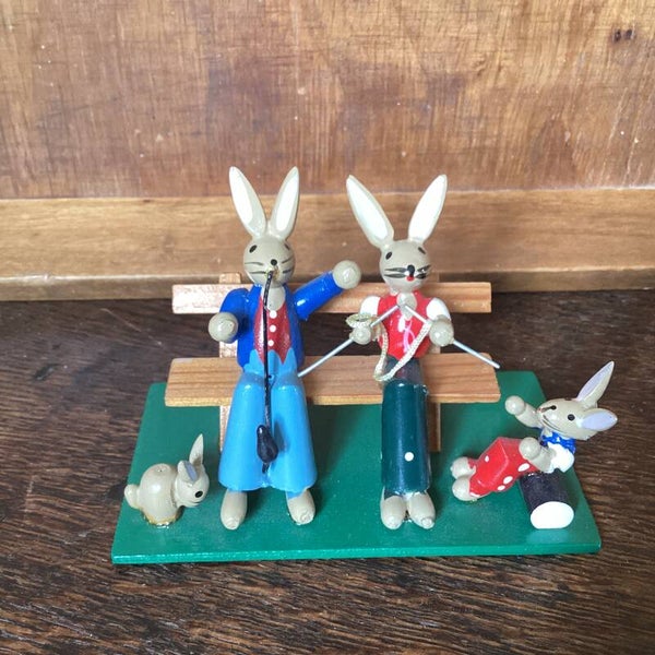 Ertsgebergte hazen gezin op bankje 8 cmhoog, 10 cm breed