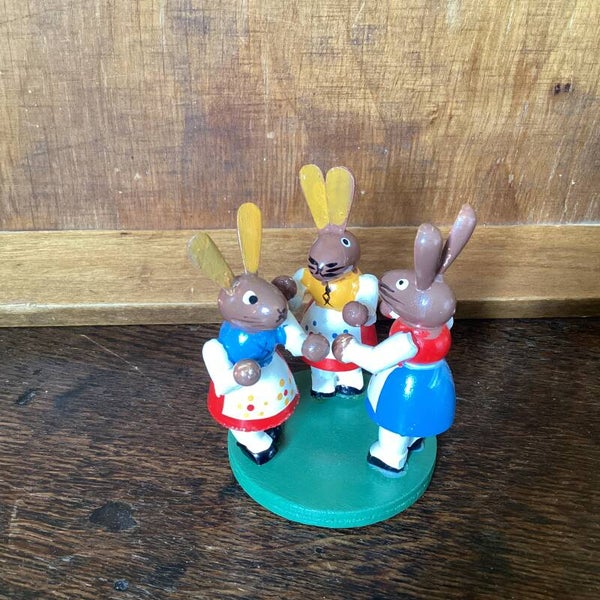 Ertsgebergte hazen dames in kring, 8 cm hoog